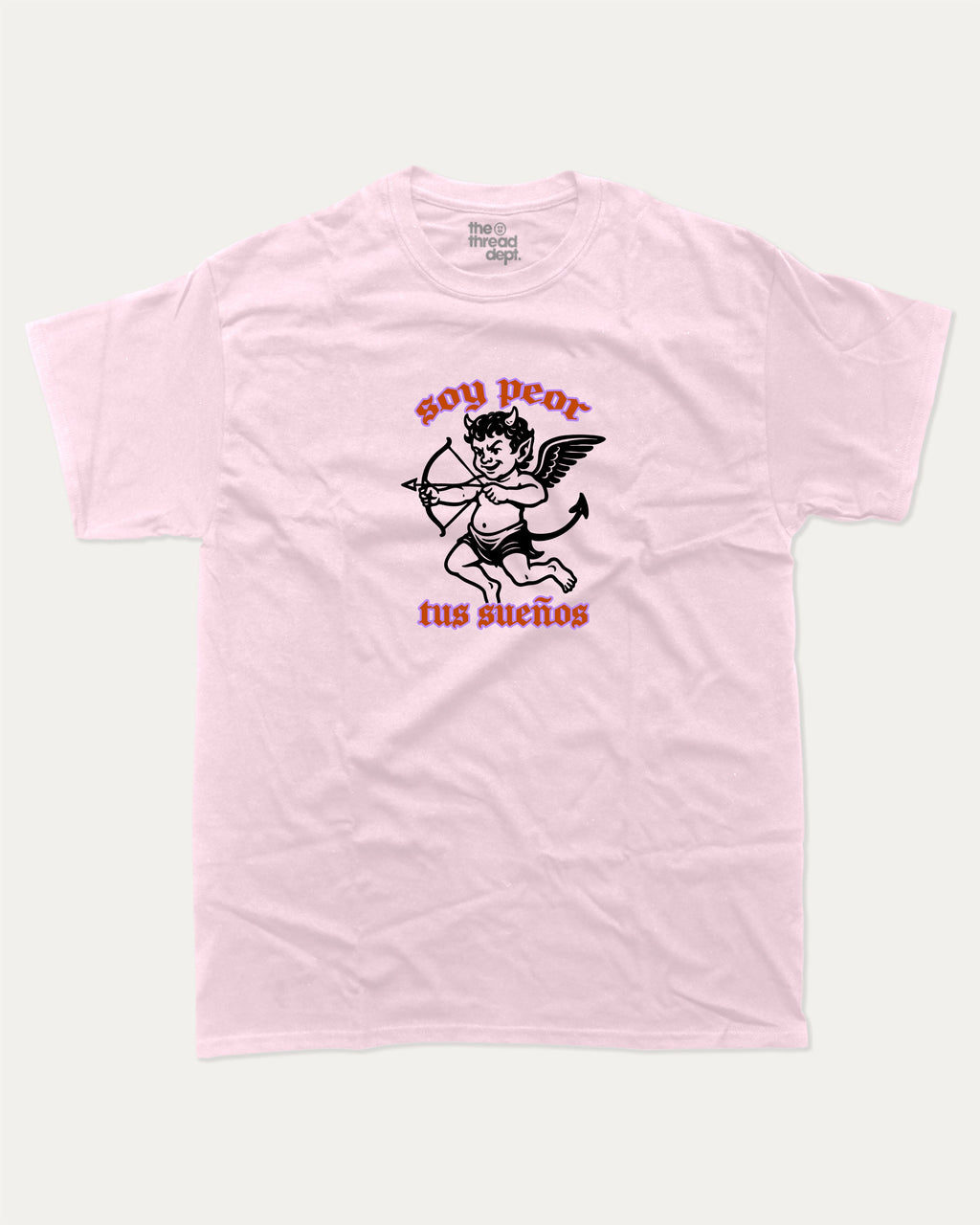 soy peor tus suenos graphic tee with bold and humorous print, Retro Inspired Graphic T shirt, Vintage Inspired Graphic T shirt, Y2k Retro Graphic  T shirt. funny and trendy graphic. Perfect for adults and gift-giving. Pink shirt.