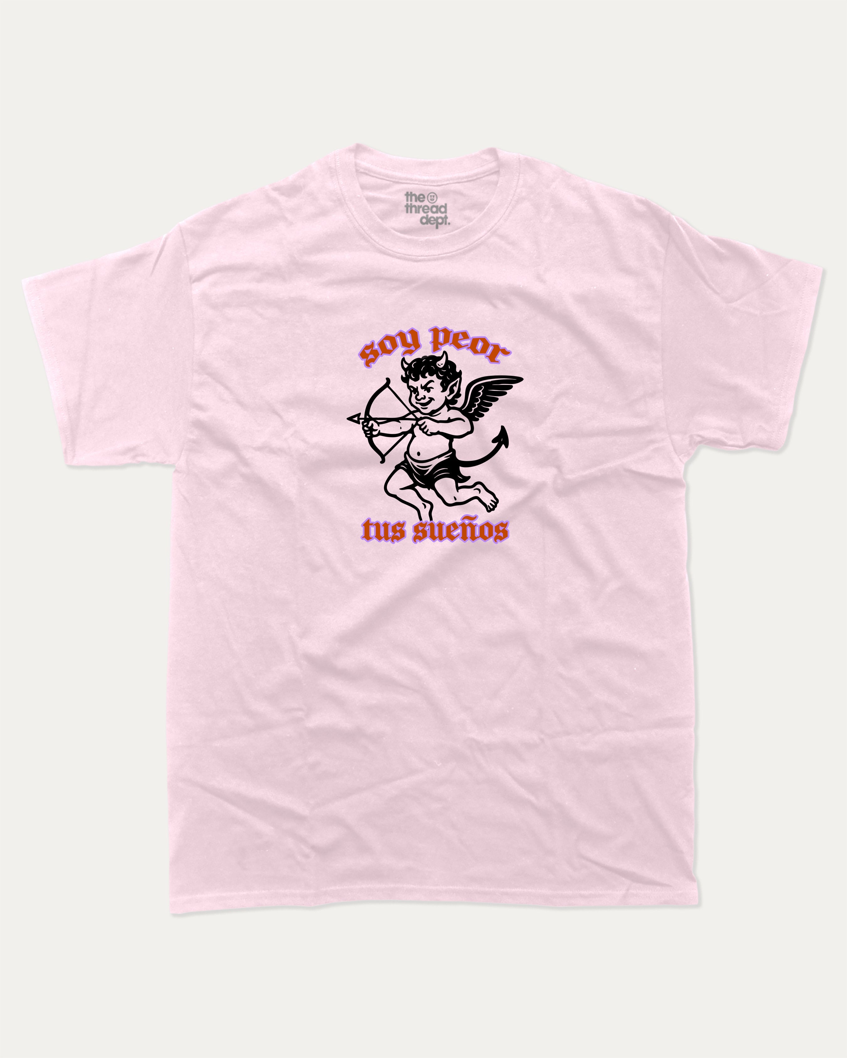 soy peor tus suenos graphic tee with bold and humorous print, Retro Inspired Graphic T shirt, Vintage Inspired Graphic T shirt, Y2k Retro Graphic  T shirt. funny and trendy graphic. Perfect for adults and gift-giving. Pink shirt.